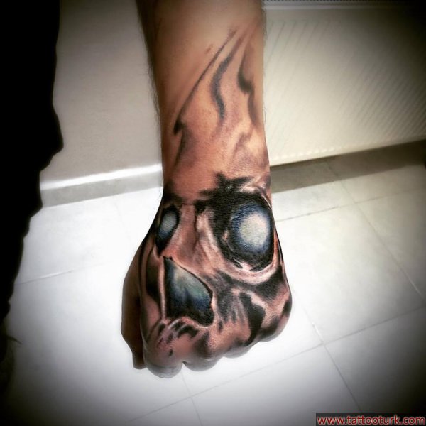 kurukafa el dövmesi skull hand tattoo