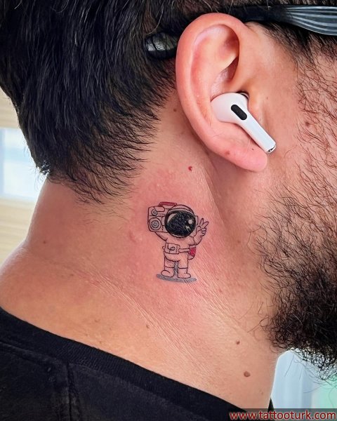 astronot uzay minimal dövme